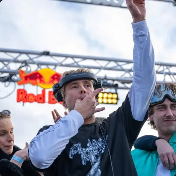 DJ und Gäste feiern